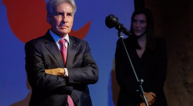 他曾担任赫, 的负责人 他曾担任赫, 的负责人